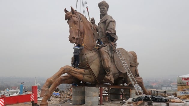 Dev Krolu heykelinin montajna baland