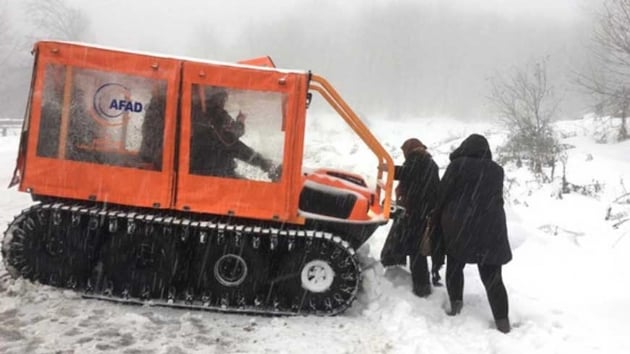 Kocaeli'de karda mahsur kalan 2 otobsteki 75 yolcu kurtarld