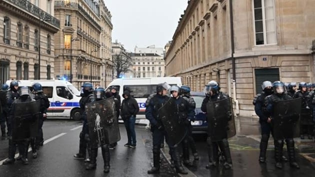 Fransa'y 89 bin polis, Paris'i zrhl aralar koruyacak