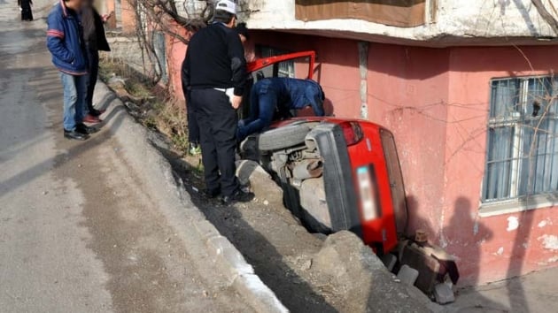 Kocaeli'de otomobil evin bahesine devrildi