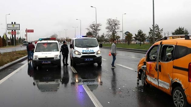 Kayseri'de, ar izninde taksi alan 2 er, polisten kaarken kaza yapt, yaraland