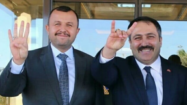 AK Parti Antalya l Bakan Ta, kendisinin 'Rabia' MHP l Bakan Aksoyun ise 'Bozkurt' iareti yapt fotoraf paylat