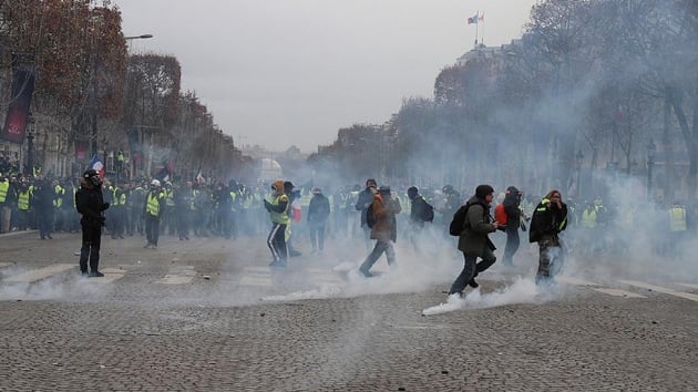 Fransa'daki gsteriler srasnda kan olaylarda 974 kii gzaltna alnd, 17'si polis 118 kii yaraland