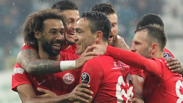 Antalyaspor'dan Bursa'da kritik galibiyet