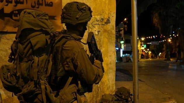 Katil srail askerleri 16 Filistinliyi gzaltna ald