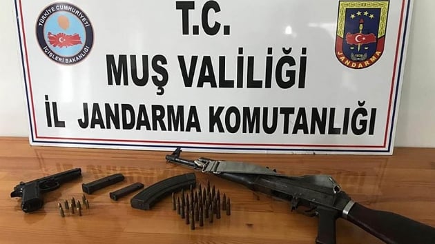 FET phelisinin evinde silah ve mhimmat ele geirildi