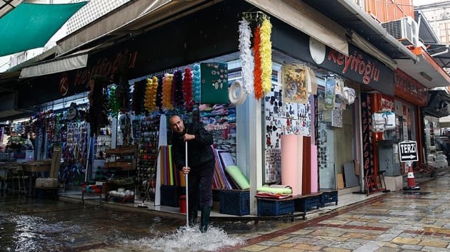 zmir ve Bodrum'da saanak hayat olumsuz etkiliyor