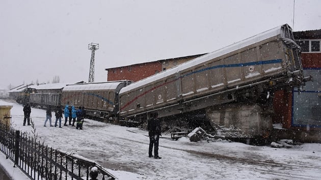 Kars'ta manevra yapan yk treninin vagonu raydan kt