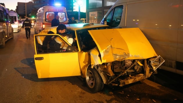 Adana'da 3 araca arpan otomobilin srcs olay yerinden kat