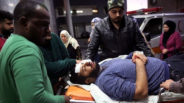 Katil srail'in Filistinlinin evinde nbet tutan aktivistlere mdahalesinde yaralananlar oldu