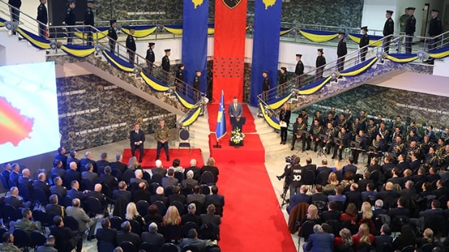 NATO ve ABnin kar kt Kosova ordusu iin devlet treni dzenlendi  