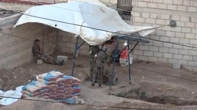 PKK/YPG'li terristler Rasulayn'da hendek kazyor