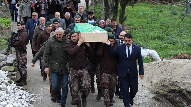 Olunun ehit olduu gn yanna defnedildi