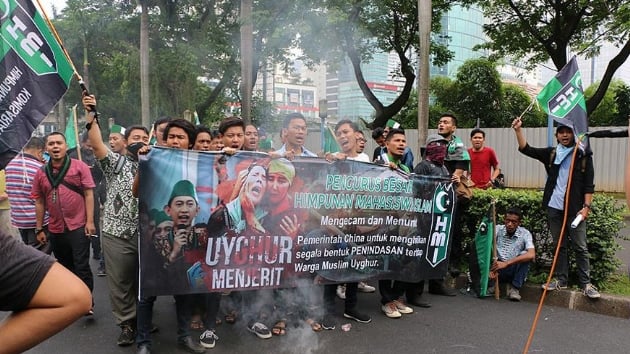 Endonezya'da Sincan Uygur zerk Blgesi'nde Mslmanlara ynelik uygulamalar protesto edildi