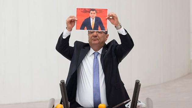 CHP'li Gker, Meclis krssnden provokatr Portakal'a sahip kt