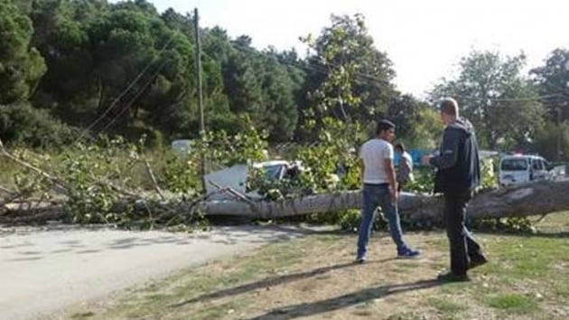 Dzce'de otomobilin zerine aa devrildi 