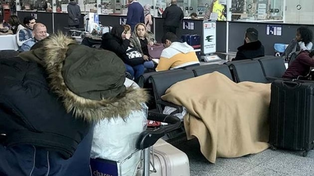 Bilet alamayan Kolombiyal danslar havalimannda bekliyor