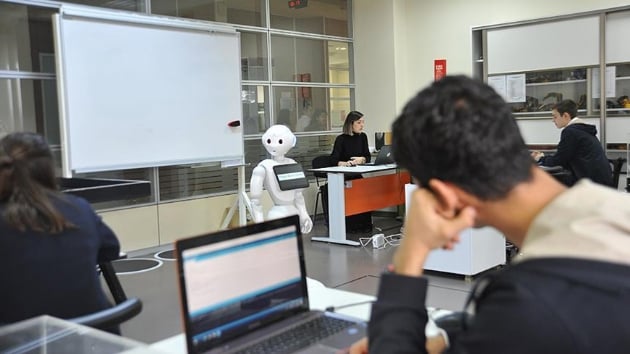 Kodlama derslerini kendi programladklar insans robotla reniyorlar