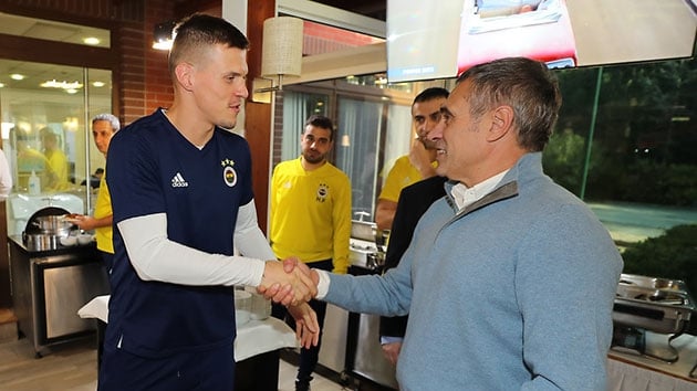 Fenerbahe Skrtel ile 1 yl daha yola devam edecek