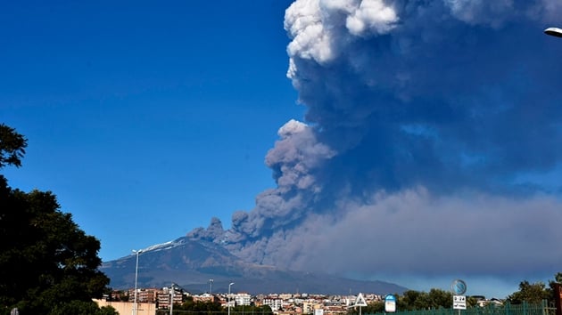 Etna Yanarda yeniden faaliyete geti