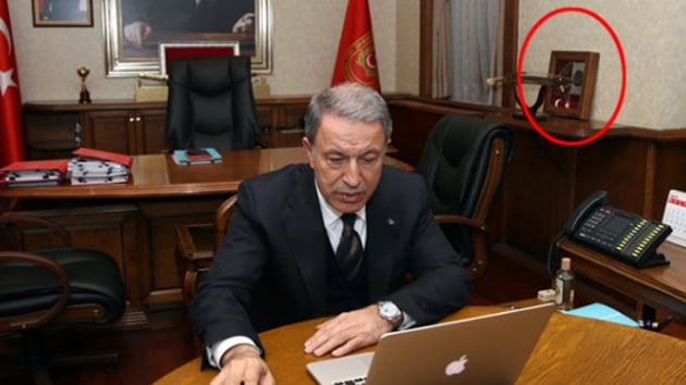 Baheli'nin hediye ettii bayrak, silah ve Kuran- Kerim Bakan Akar'n odasnda grntlendi