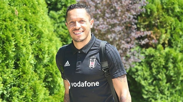 Adriano futbolu brakyor