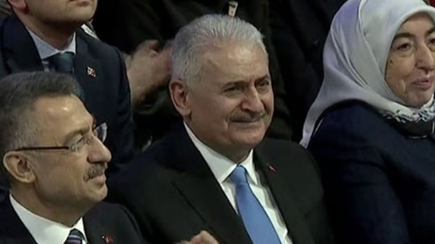 AK Parti'nin stanbul Bykehir Belediye Bakan aday Binali Yldrm gzyalarn tutamad