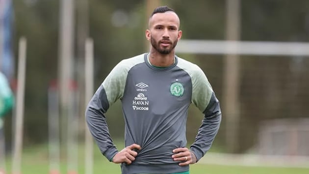 Fenerbahe daha nce de temas kurduu Leandro Pereira iin giriimlere balyor
