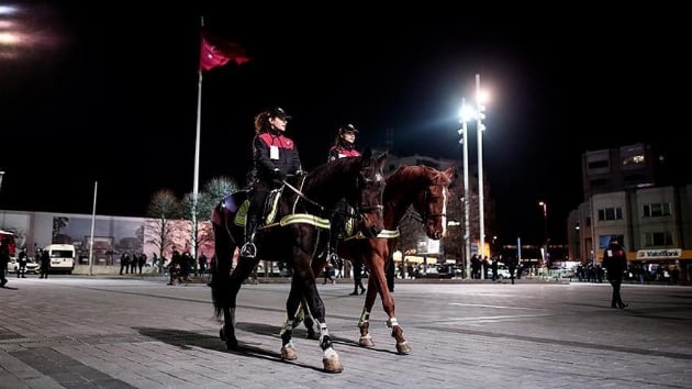 Atl polisler Taksim'de ilk grevlerinde