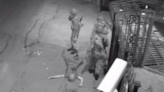 Darbeciler Trk bayra tayan vatanda bandan vurmu