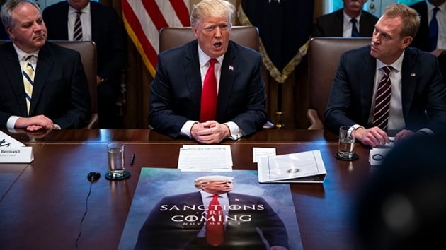 Trump, tweetini poster yapp masasna koydurttu