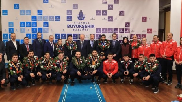 Mevlt Uysal Dnya ampiyonlarn dllendirdi