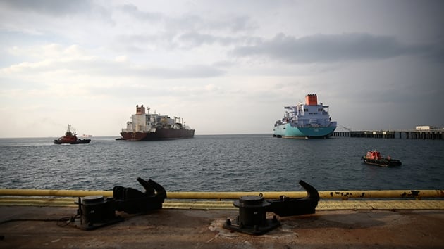 'ki dev gemi' arasndaki LNG transferi tamamland
