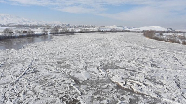 Sivas'ta etkili olan souk hava Kzlrmak'n baz blmlerinin buz tutmasna neden oldu