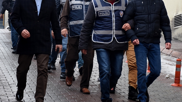 zmir merkezli FET operasyonunda 21 pheli yakaland