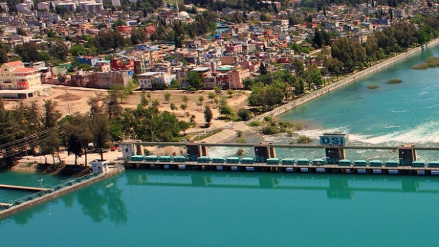 Takn nedeniyle Adana-Tuzla-Tarsus-Mersin yolu ulama kapand, baz tarm arazilerini su bast