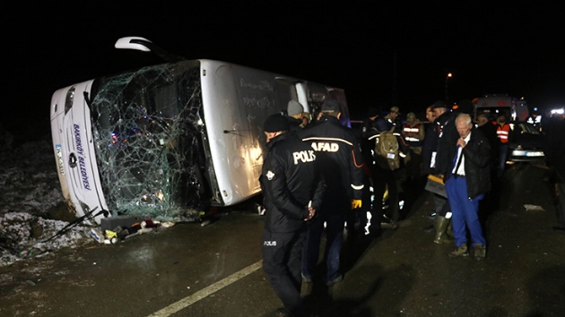 Amasya'da yolcu otobsnn devrilmesi sonucu 2 kii hayatn kaybetti, 35 kii  yaraland