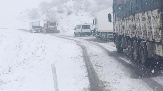 Karayollar Genel Mdrlne gre kar ve tipi nedeniyle Trkiye genelinde 90 yol ulama kapand