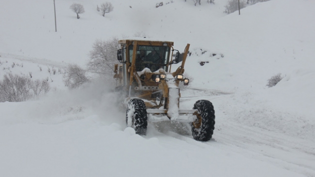 Karabk, Zonguldak ve Bolu'da etkili olan kar  ya nedeniyle 315 ky yolunda ulam salanamyor  