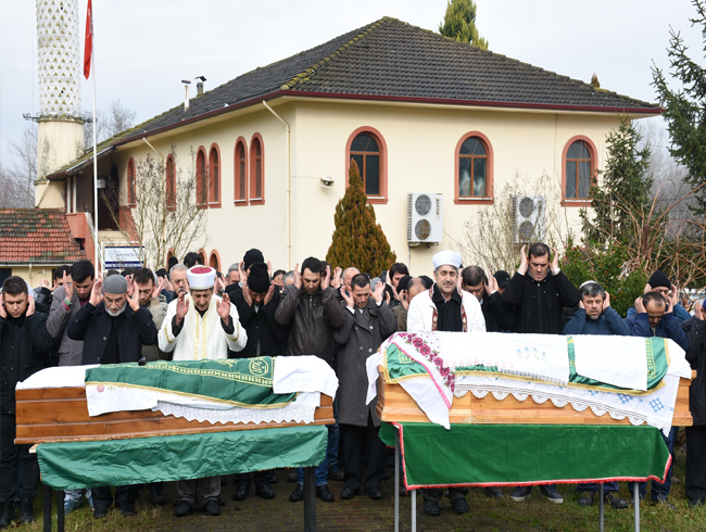 Ayn� g�n �len ya�l� �ift topra�a verildi