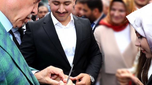 Bakan Erdoan, 15 Temmuz Gazisi Ahmet Onayn szlendii gn yzklerini takt grntleri ortaya kt