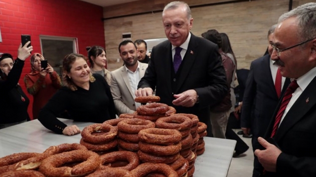 Bakan Erdoan, vatandalarla ay iip simit yedi  