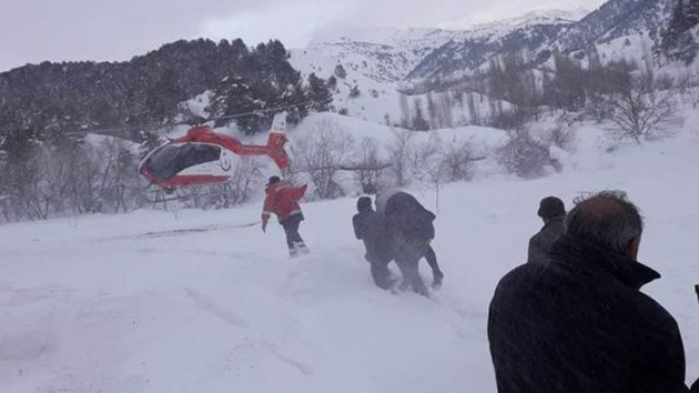 Karda mahsur kalan hastay ambulans helikopterle kurtardlar