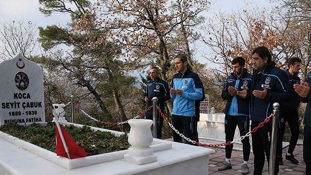 Trabzonspor, Kocaseyit'in kabrini ziyaret etti 