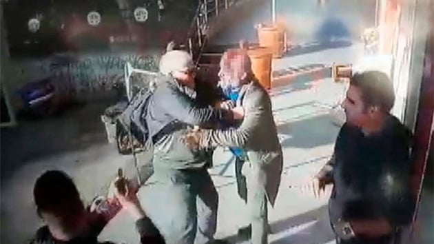 Adana'da iki grup arasnda kan kavgada taraflar birbirlerine bak, tabanca ve tabureler ile saldrd