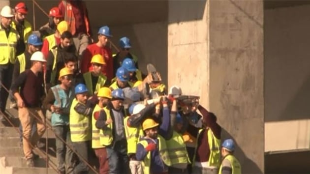 Aya krlan iiyi arkadalar omuzlarnda tad