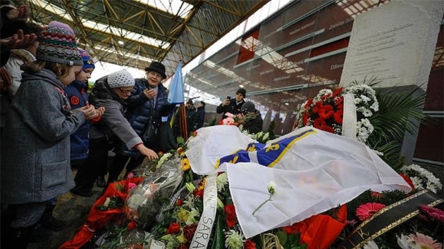 Saraybosna'da 25 yl nce dzenlenen havan topu saldrsnda hayatn kaybeden 68 kurban iin tren dzenlendi