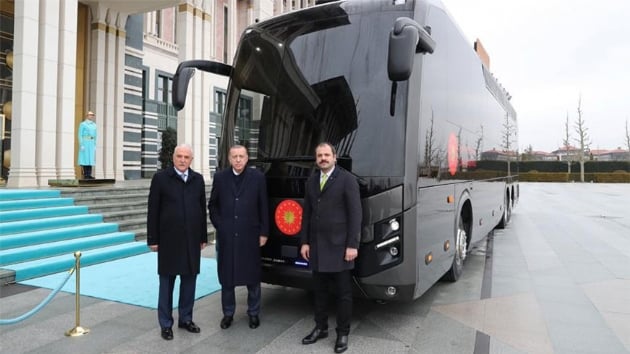 Cumhurbakan Erdoan, Cumhurbakanlna hediye edilen otobs inceledi 
