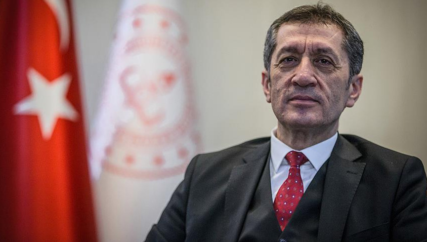 Bakan Sel�uk'tan anlaml� payla��m