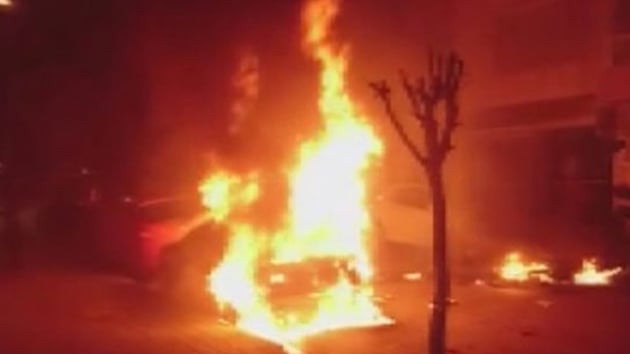 Avclar'da kaza yapan motosiklet alev ald, 2 otomobil yand 